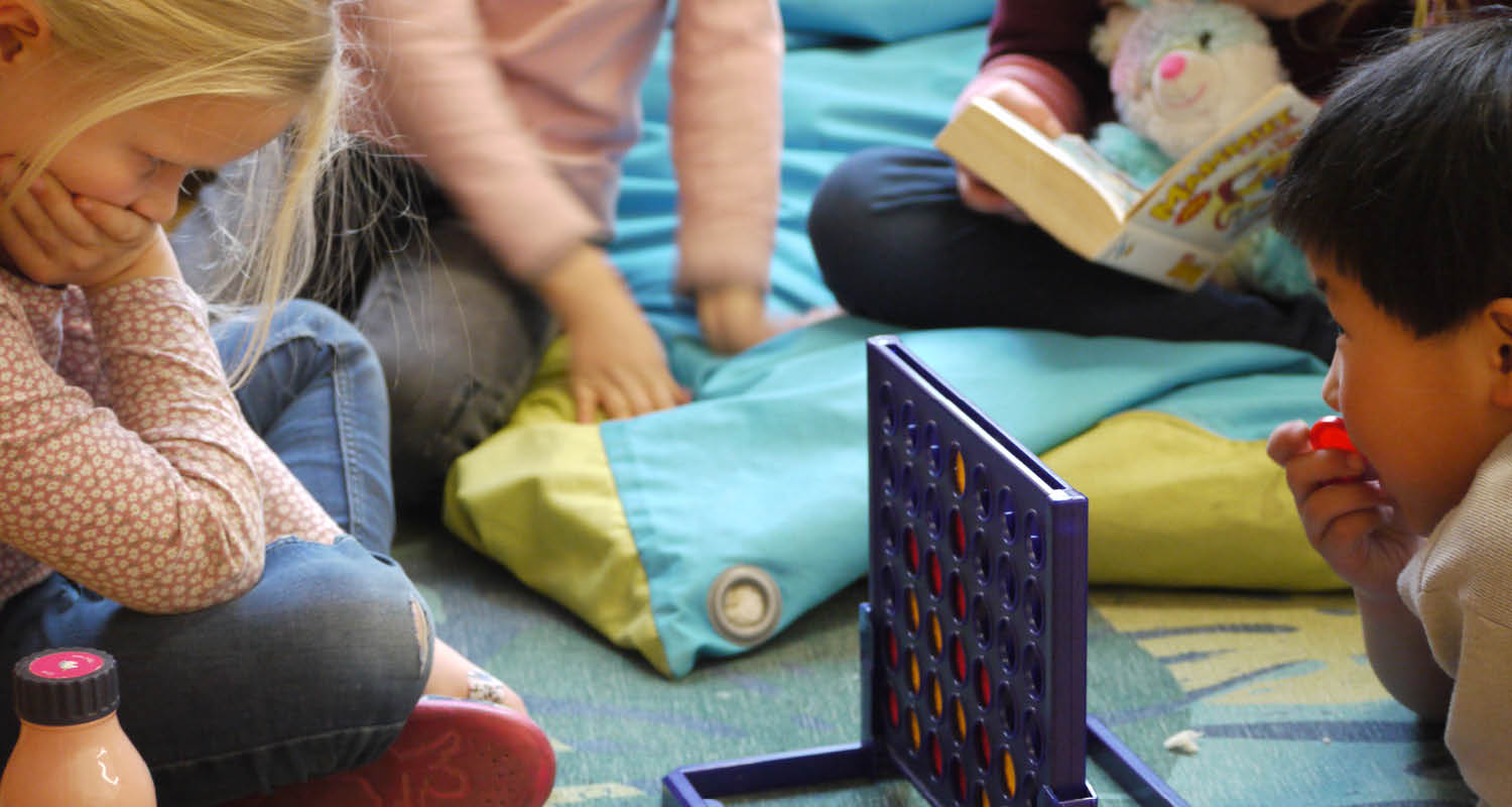 Kinder spielen Vier gewinnt