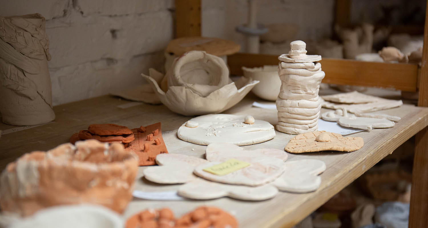 Keramikfiguren in einem Regal