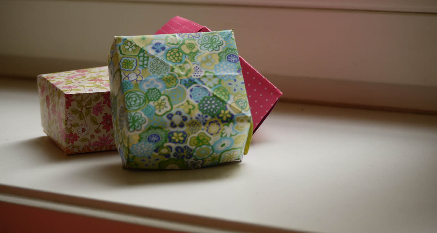 Origami im Hort Blasewitz Bunte Origami-Schachteln auf einer Fensterbank