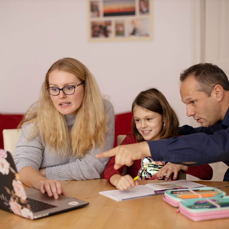 Familie vor einem Laptop