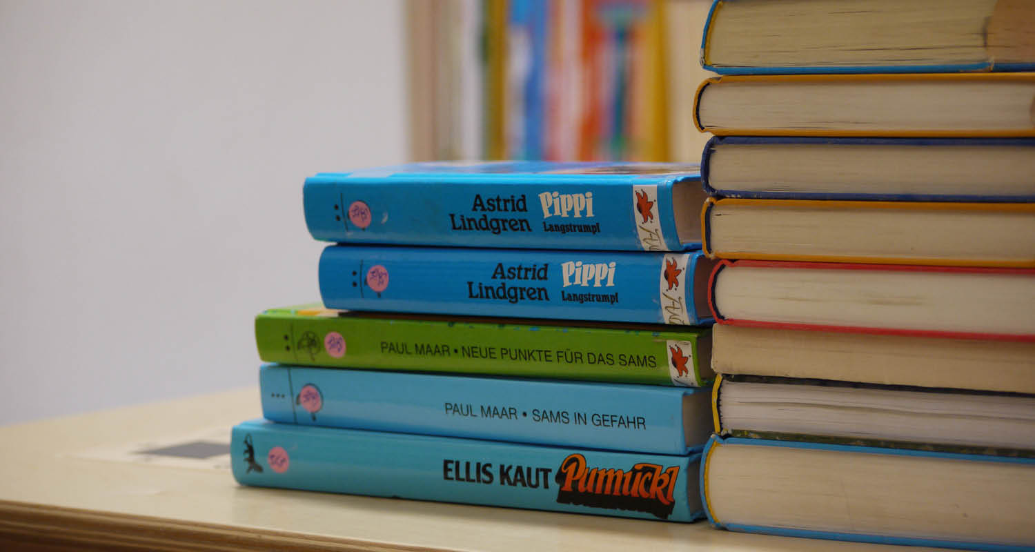 Gestapelte Kinderbücher, darunter Klassiker wie „Pippi Langstrumpf“, „Das Sams“ und „Pumuckl“, in der Hortbibliothek Blasewitz.