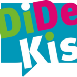 Logo „DiDeKiS“ in bunten Farben: Grüne, pinke und weiße Buchstaben auf blauem Hintergrund, die dynamisch angeordnet sind.